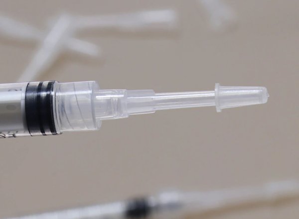 Dopjes om syringe / spuitklei af te sluiten tegen uitdrogen